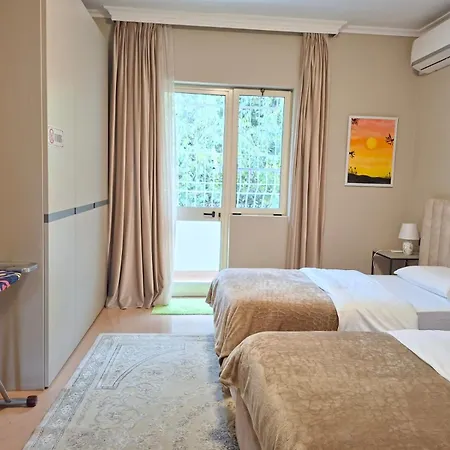 Chaplin * טיראנה